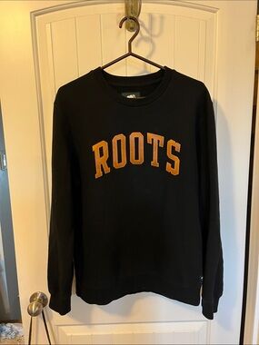 Roots Black Crewneck Sweater with Leather Lettering Men’s medium